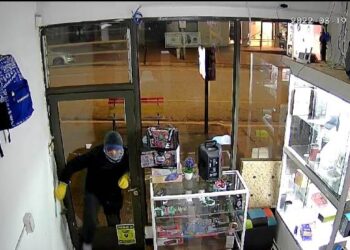 INGRESARON A UN LOCAL COMERCIAL CON FINES DE ROBO EN PLENO CENTRO DE VIRASORO