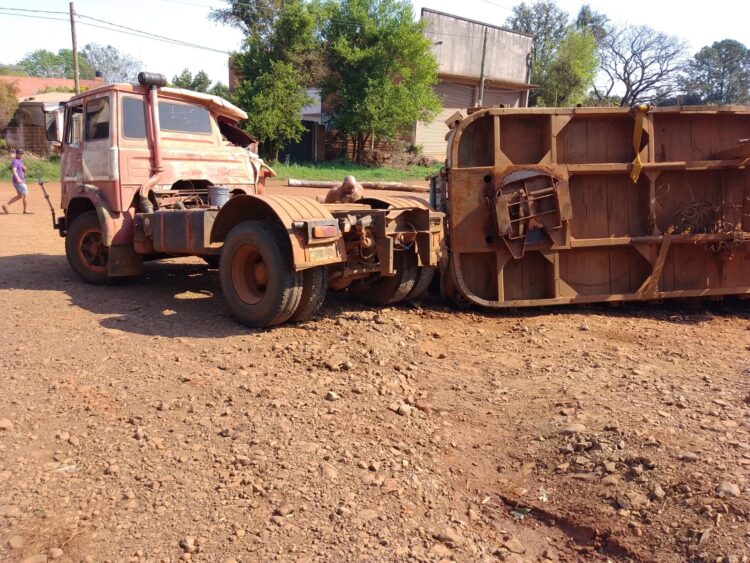 PUDO SER UNA TRAGEDIA: CAMIÓN CON ROLLOS VOLCÓ EN EL CASCO URBANO DE VIRASORO