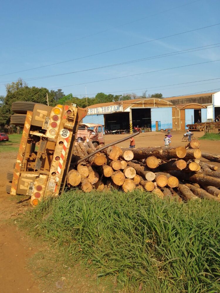 PUDO SER UNA TRAGEDIA: CAMIÓN CON ROLLOS VOLCÓ EN EL CASCO URBANO DE VIRASORO