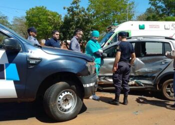 CAMIONETA DE LA POLICÍA FEDERAL CHOCÓ A UN AUTO EN VIRASORO