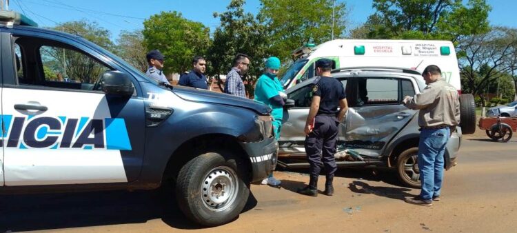 CAMIONETA DE LA POLICÍA FEDERAL CHOCÓ A UN AUTO EN VIRASORO