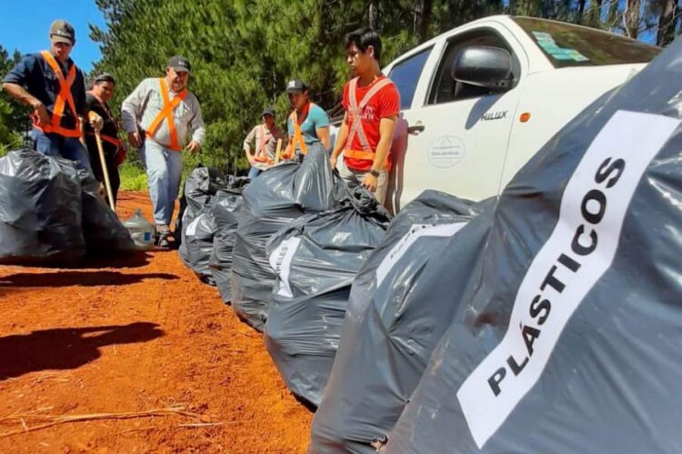 ACTIVIDAD AMBIENTALISTA DE ALUMNOS Y PROFESORES – ENTREGA DE DIPLOMAS EN EL “IAVNC”