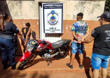 DETIENEN A UNA PAREJA DE MOTOCHORROS LUEGO DE ROBAR A UNA MUJER EN VIRASORO