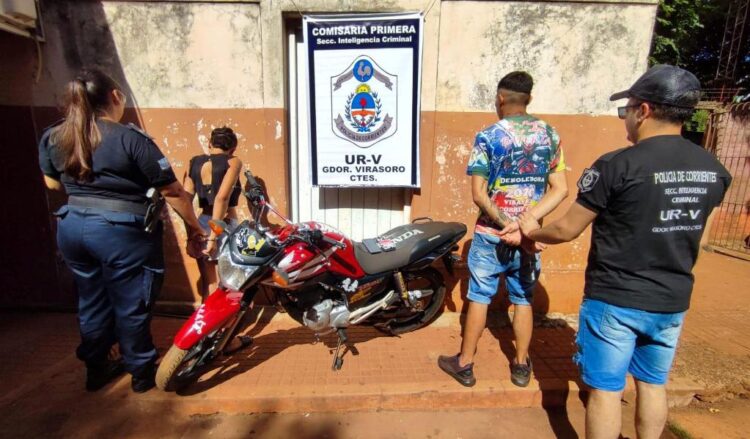 DETIENEN A UNA PAREJA DE MOTOCHORROS LUEGO DE ROBAR A UNA MUJER EN VIRASORO