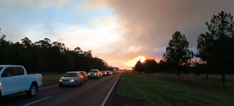 INCENDIO DE MAGNITUD EN ITUZAINGÓ – LARGAS COLAS EN LA RUTA 12
