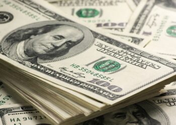 DÓLAR IMPARABLE: ALCANZÓ POR PRIMERA VEZ $ 421 Y EL ALZA CONTINÚA