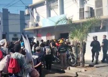 TENSIÓN FRENTE AL INVICO: MANIFESTANTES SE ENFRENTARON CON LA POLICÍA