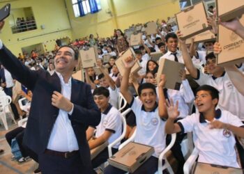 EL GOBERNADOR VALDÉS ENTREGÓ MÁS DE 1.000 NOTEBOOKS – “REVOLUCIÓN DEL CONOCIMIENTO”