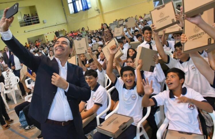 EL GOBERNADOR VALDÉS ENTREGÓ MÁS DE 1.000 NOTEBOOKS – “REVOLUCIÓN DEL CONOCIMIENTO”