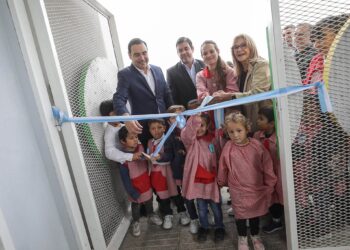 EL GOBERNADOR INAUGURÓ DOS JARDINES DE INFANTES