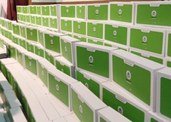 GUSTAVO VALDÉS ENTREGÓ 700 NOTEBOOKS EN UN ACTO EN VIRASORO