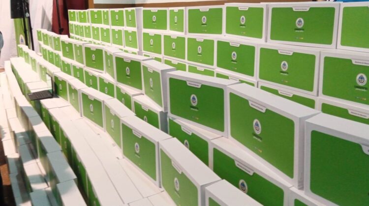 GUSTAVO VALDÉS ENTREGÓ 700 NOTEBOOKS EN UN ACTO EN VIRASORO