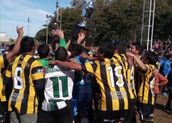 COMUNICACIONES DE MERCEDES GRITÓ CAMPEÓN EN VIRASORO EN EL VETERANOS DE 35