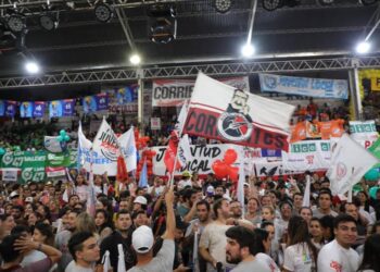 “NO CAER EN LA CONFUSIÓN DE LOS QUE PROMETEN SOLUCIONES MÁGICAS” DIJO VALDÉS A LOS JOVENES