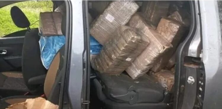 VOLCARON Y ABANDONARON UNA CAMIONETA LLENA DE DROGA EN ITUZAINGÓ