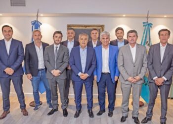 VALDÉS ACOMPAÑÓ CON LA FIRMA UN DOCUMENTO RESPALDANDO AL GOBERNADOR DE CHUBUT