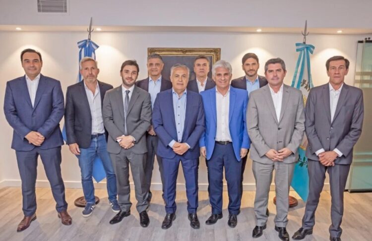 VALDÉS ACOMPAÑÓ CON LA FIRMA UN DOCUMENTO RESPALDANDO AL GOBERNADOR DE CHUBUT