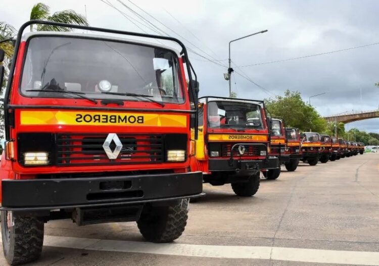 VALDÉS ENTREGÓ AUTOBOMBAS PARA BOMBEROS E INAUGURÓ PAVIMENTO, DESAGÜES E ILUMINACIÓN EN CAPITAL