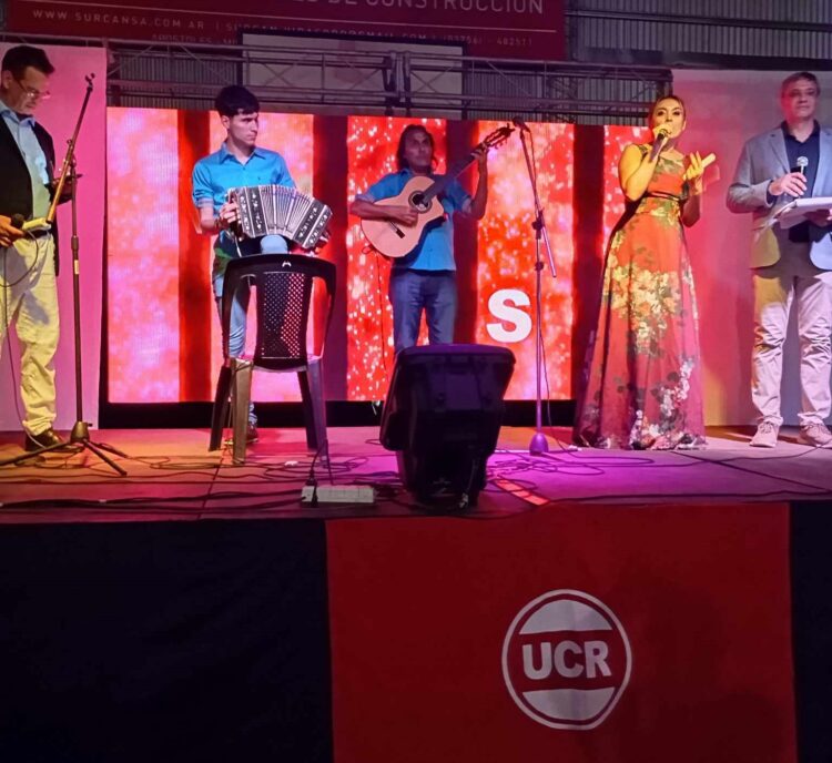 ESPECTACULAR PEÑA FOLCKLÓRICA ORGANIZADA POR LA UCR PARA RECIBIR EL 98° ANIVERSARIO DE VIRASORO